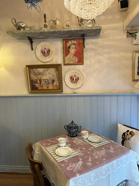 Inside the tearoom, photo 7