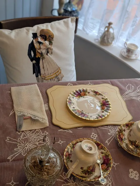 Inside the tearoom, photo 10