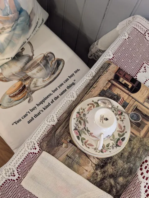 Inside the tearoom, photo 14
